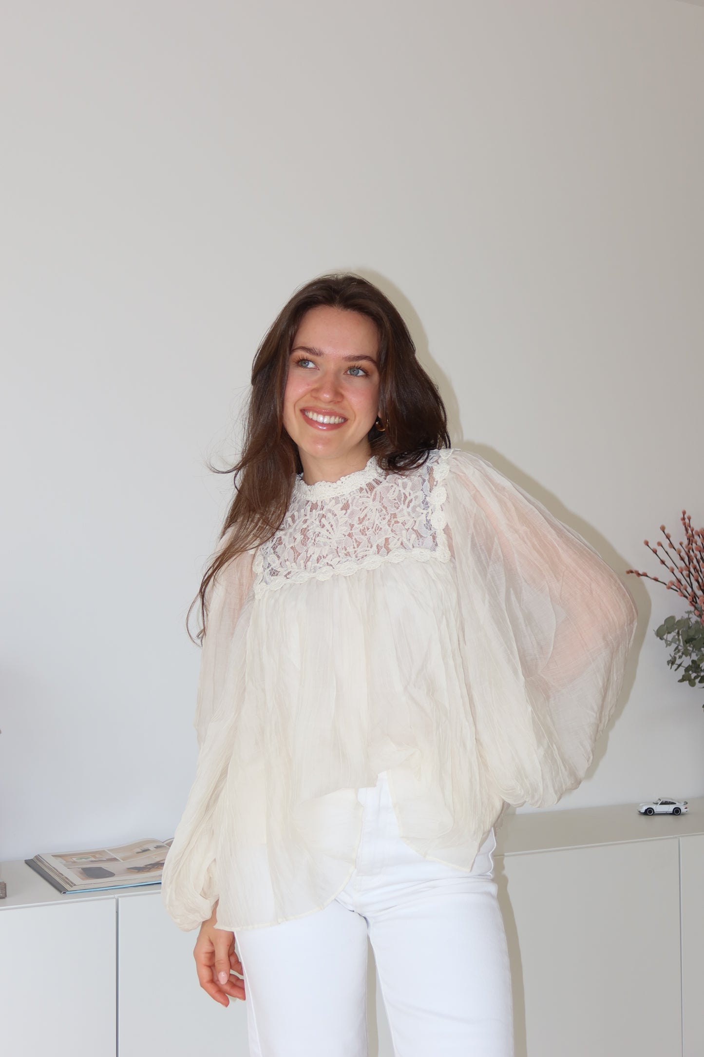 Bluse mit weitem Ballonärmel & Spitze - Cream